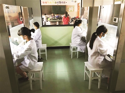 漯河市組織對(duì)全市學(xué)校實(shí)驗(yàn)室危險(xiǎn)化學(xué)品安全 專項(xiàng)治理工作進(jìn)行抽查