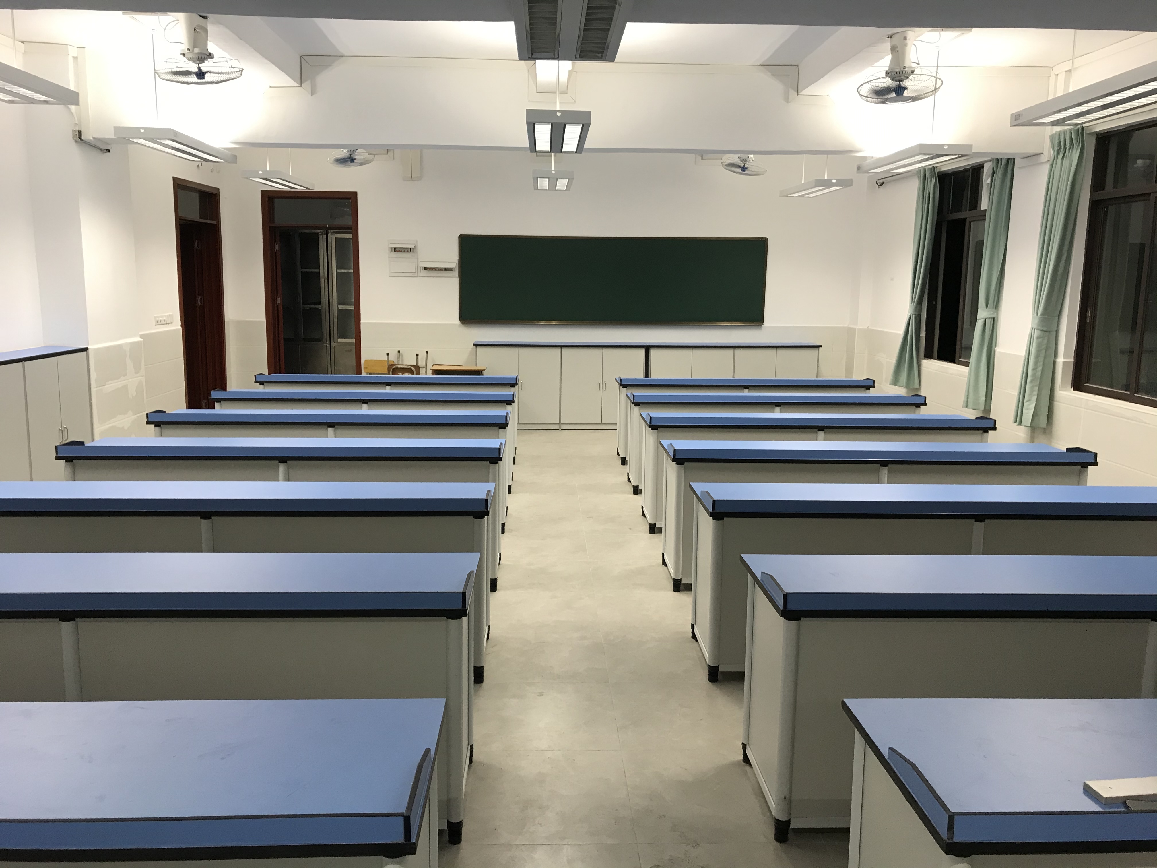 <a href='http://www.jim4jesus.com/' target='1' style='font-size:14px; font-weight:bold; color:#0080ff;'>物理實驗室</a>