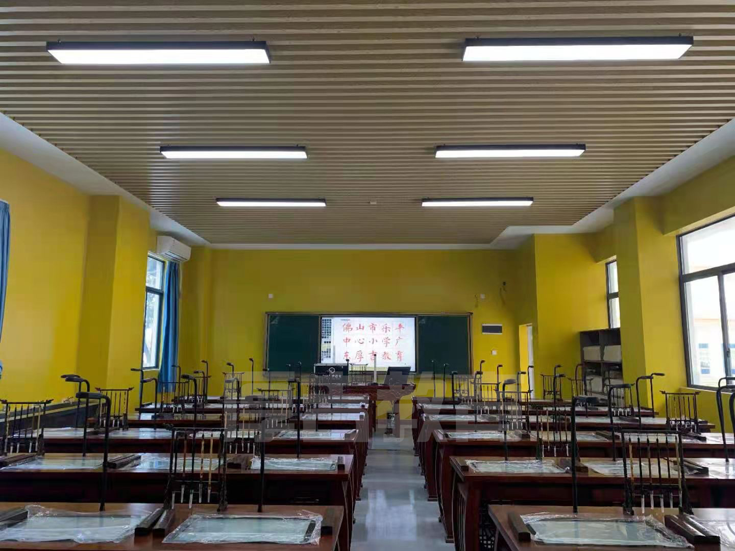 學校<a href='http://www.jim4jesus.com/chanpin/57-1.html' target='1' style='font-size:18px; font-weight:bold; color:#000000;'>書法室</a>