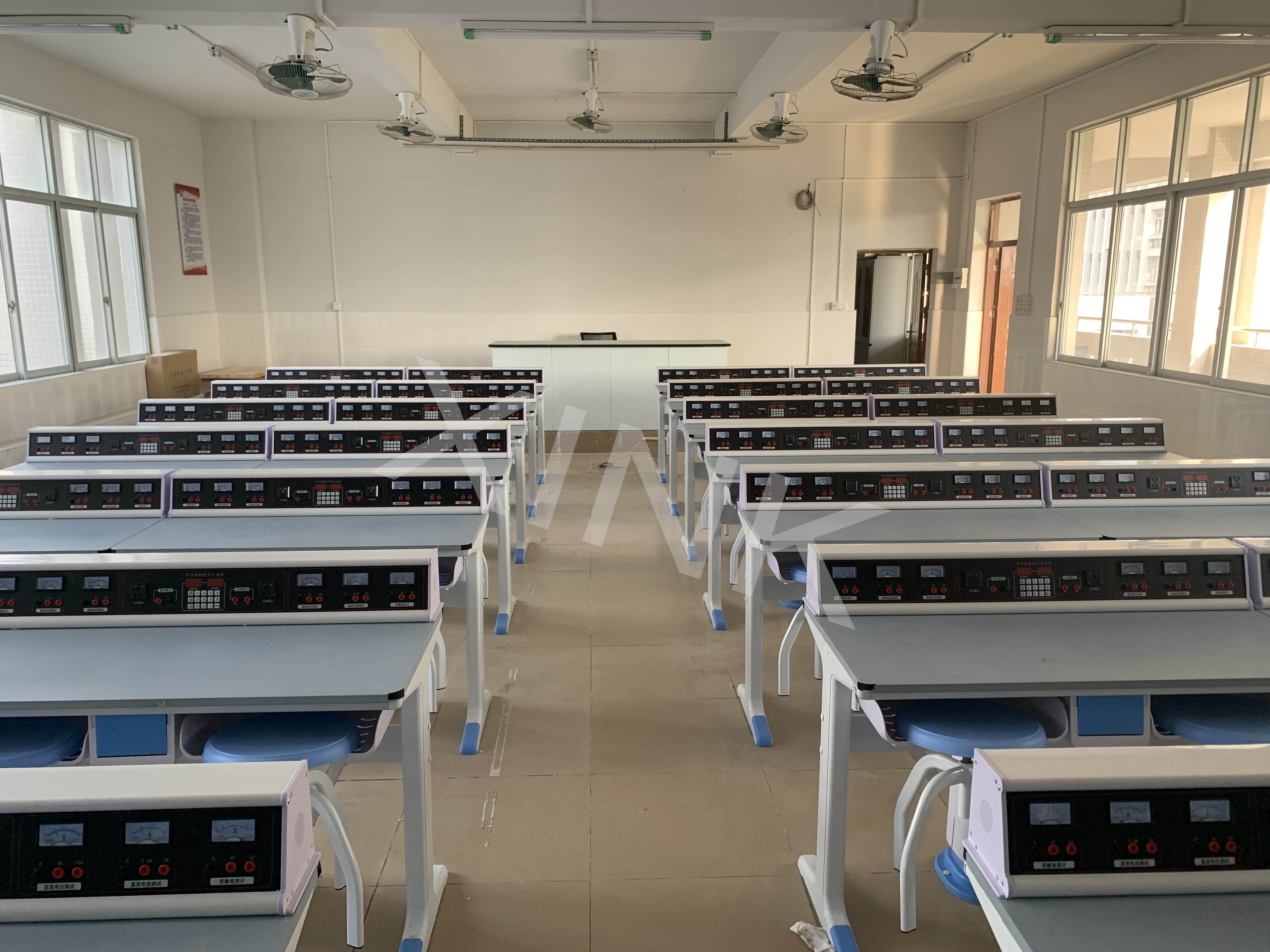 <a href='http://www.jim4jesus.com/' target='1' style='font-size:14px; font-weight:bold; color:#0080ff;'>物理實驗室</a>