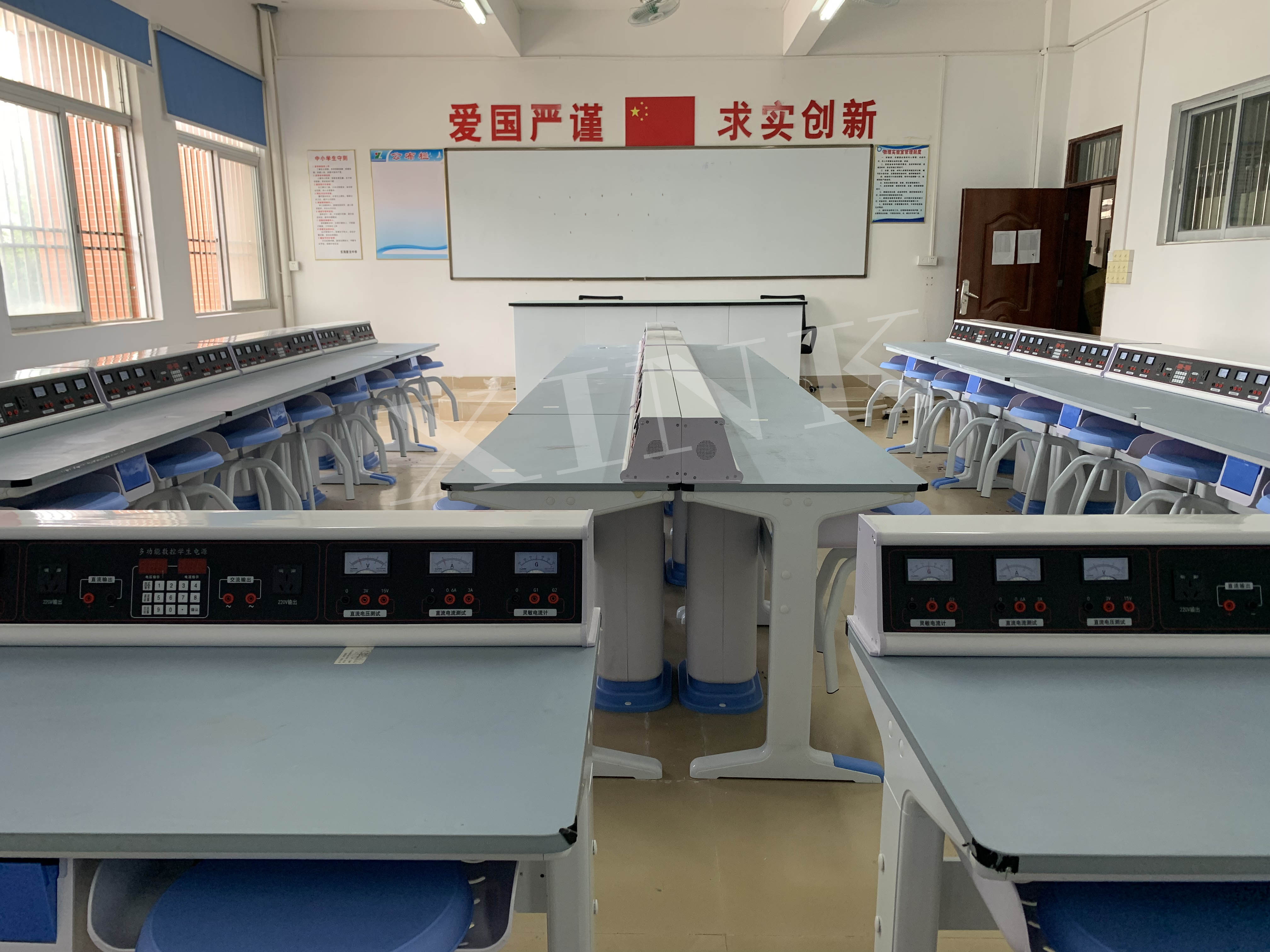 <a href='http://www.jim4jesus.com/' target='1' style='font-size:14px; font-weight:bold; color:#0080ff;'>物理實驗室</a>