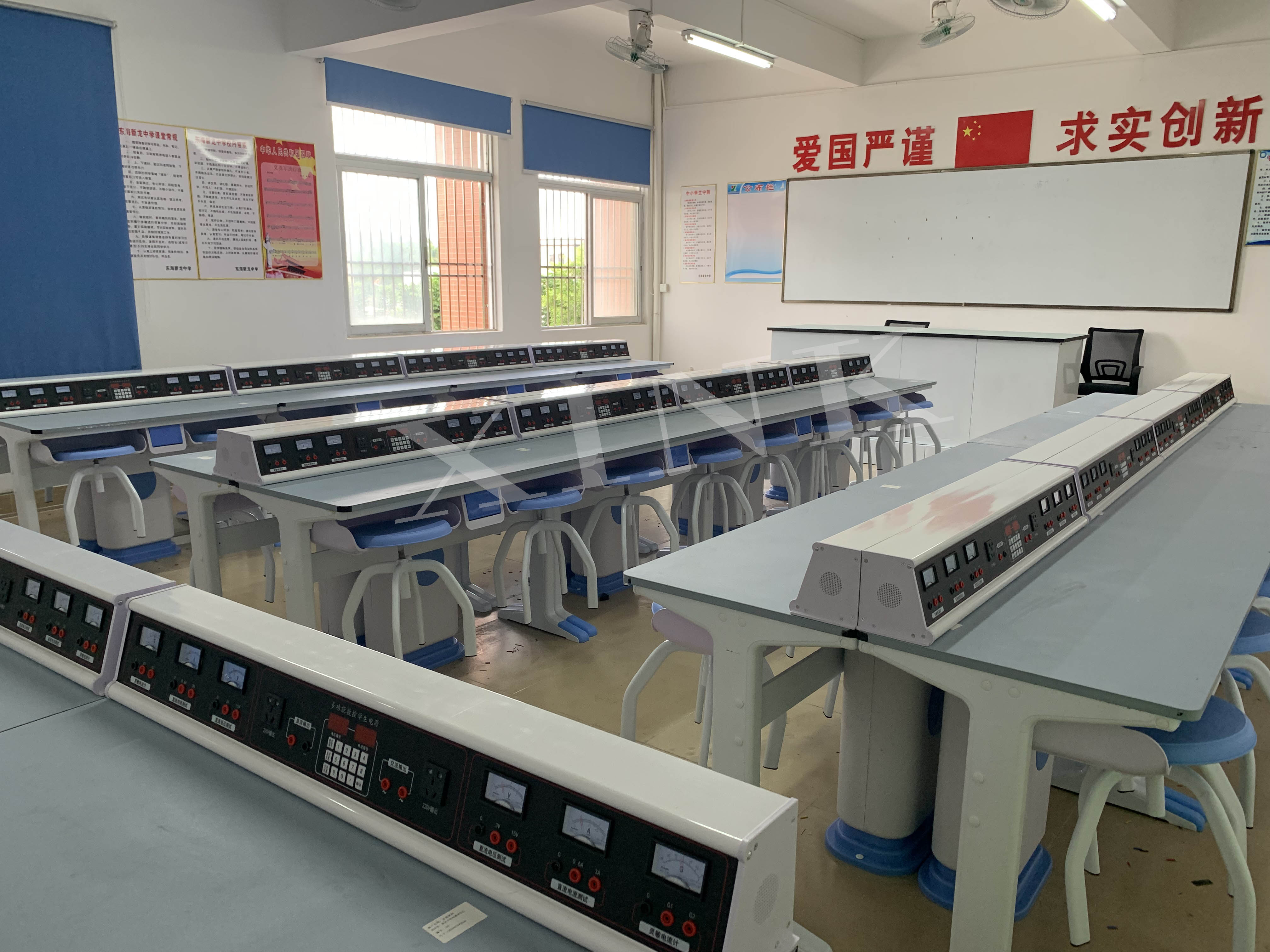 電學<a href='http://www.jim4jesus.com/' target='1' style='font-size:14px; font-weight:bold; color:#0080ff;'>物理實驗室</a>