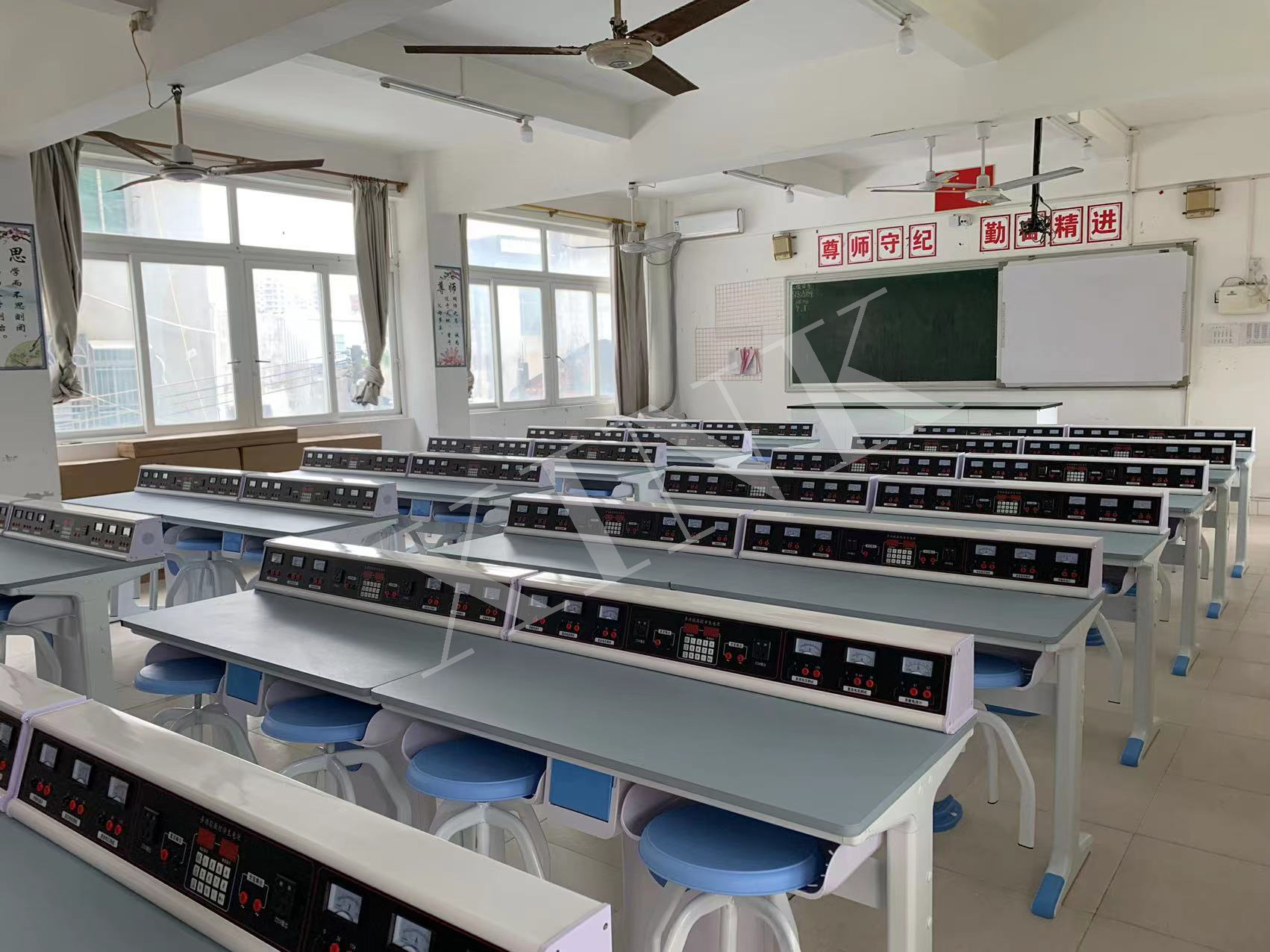 電學<a href='http://www.jim4jesus.com/' target='1' style='font-size:14px; font-weight:bold; color:#0080ff;'>物理實驗室</a>