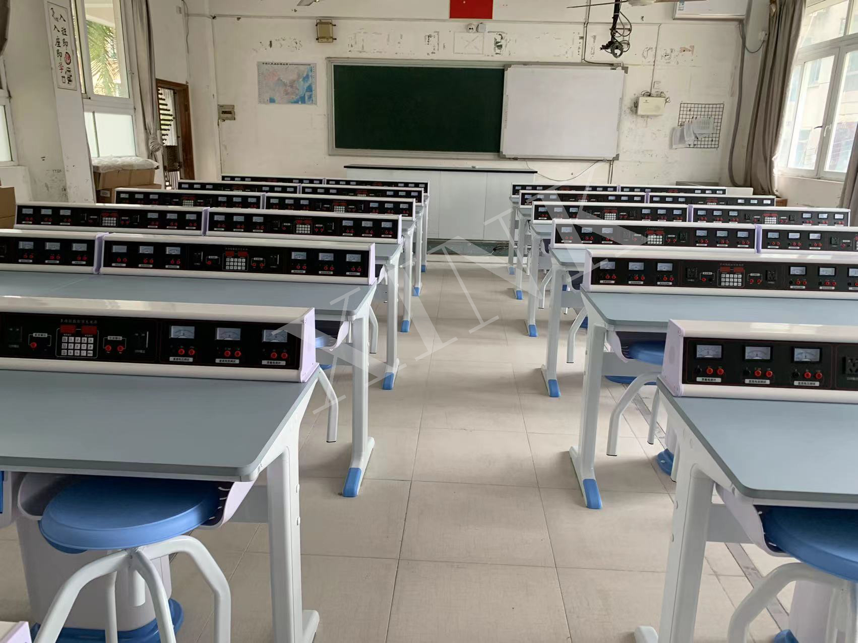 <a href='http://www.jim4jesus.com/' target='1' style='font-size:14px; font-weight:bold; color:#0080ff;'>物理實驗室</a>